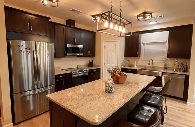 NEW Home! NEAR Tanger Outlet, Dwtn SAV, NEW Enmarket Arena, & Tybee Beach