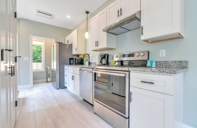 New home with hot tub, walkable to Old Orchard Beach!