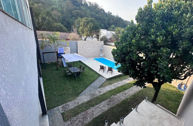 New in the center of Caraguatatuba, with swimming pool and air conditioning.