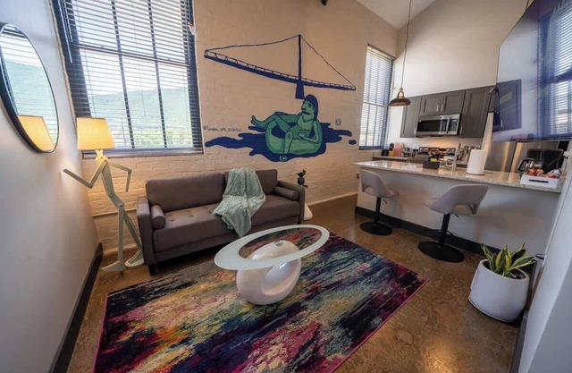 New King Bed Apartment: Brewery| River| Downtown