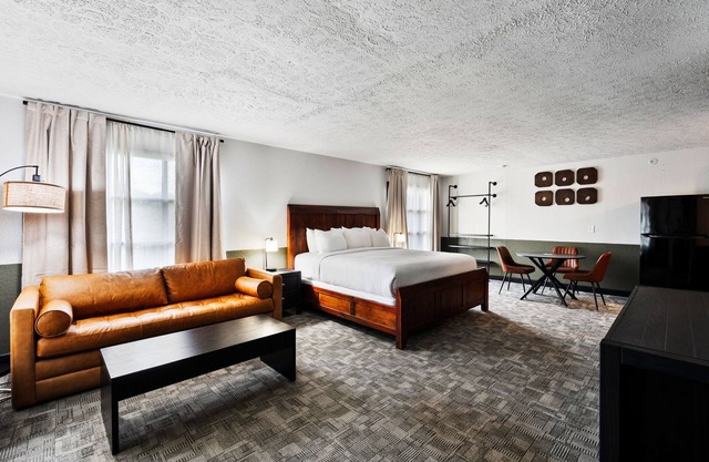 New King Suite with Fireplace & Kitchenette