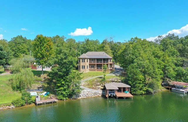 New lake front getaway on Woods Creek Lake with entertainment opportunities for everyone! Perfect for holidays, weekend getaways, family weekends, or just a good ole fashioned lake weekend.