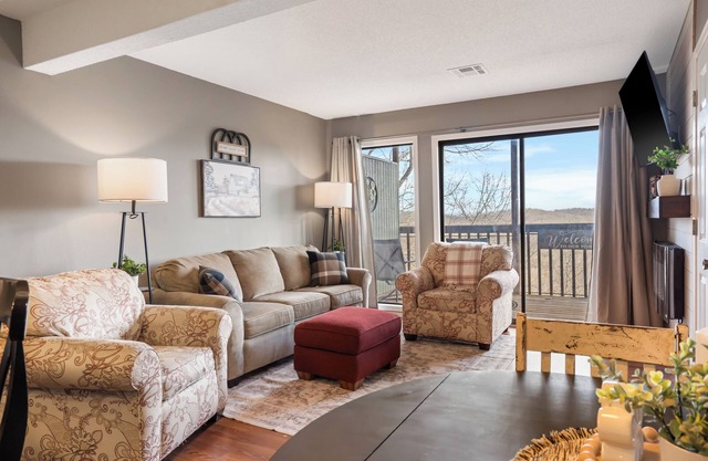 New Listing-Cozy Comfy 2-bedroom condo -1 mile from SDC- Relax - Enjoy!