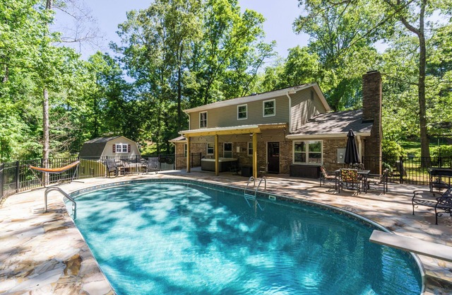 New Listing! Downtown Getaway- Minutes to Dahlonega/Pool/Hot Tub/Game Room