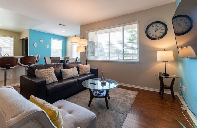 NEW LISTING! Luxury Suite, FAST Wifi, King Bed, Pool and Spa** by RedAwning