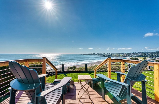 NEW LISTING Oceanfront 3 bedroom/ 3 bath home overlooking the Brookings Harbor