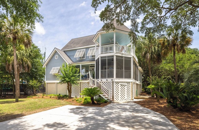 *New Listing* Stay @ 17 57th Ave