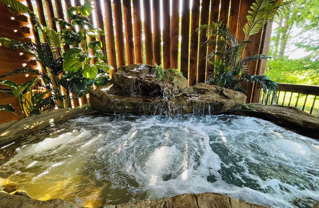 New Log Cabin on 70 acres! Lake, kayaks, pool table, arcades, cascading hot tub!