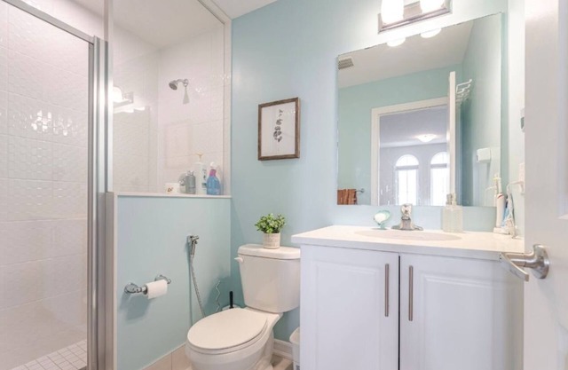 New Luxury 4 bedroom home in quite neighbourhood, Close to 401/407/412.