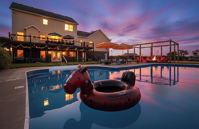 *NEW* LUXURY HOME: HEATED POOL-HOT TUB-SAUNA-FIREPIT-GAME ROOM-SPEAKEASY-6 BEDS/5 BATHS-5 KING BEDS