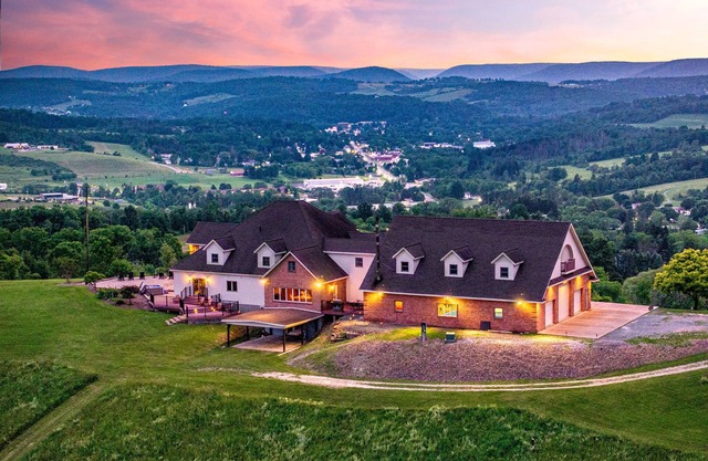 New Mansion Sleeps 26 w/Theatre, Hot Tub, Game Rm, Pond, Secluded