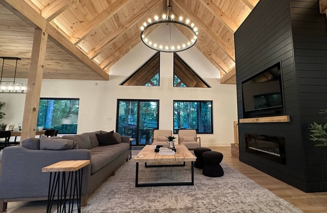 New! Modern Luxury Cabin in RRG: Sleeps 10, Hot Tub, Fire Pit, Pool Table, Woods