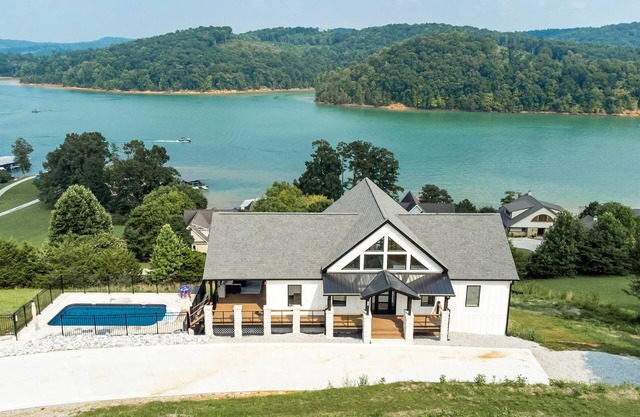 New Norris Lake Home with Private Heated Saltwater Pool and Hot Tub in Deerfield