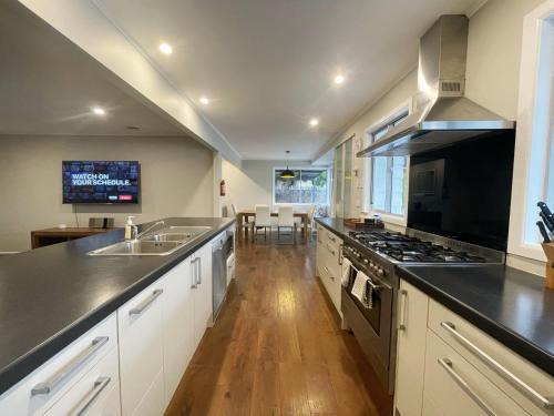 New painted 5 bdms spacious house close to the Base