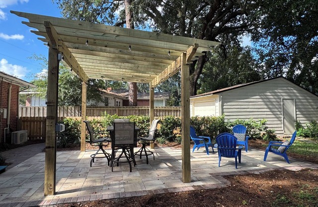 New Patio & Pergola, Near Shops/Restaurants, King Bed, Pet-Friendly Yard