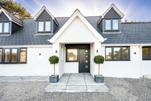 NEW! Perfect for Families & Contractors 5BR home with Parking & Garden - Excellent Location!