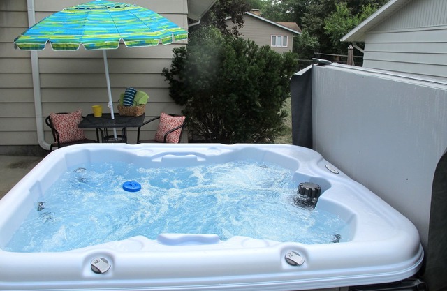 New Private Pool Opening May 2023, Hot Tub, Renovated Home, Ping Pong Table!