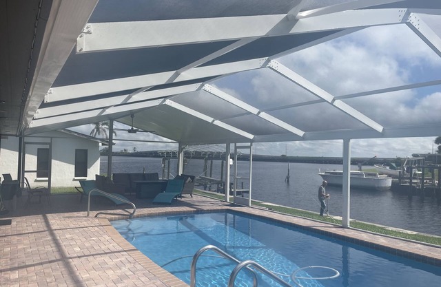 NEW - River Sister: Beautiful 3/2.5 home overlooking Myakka River