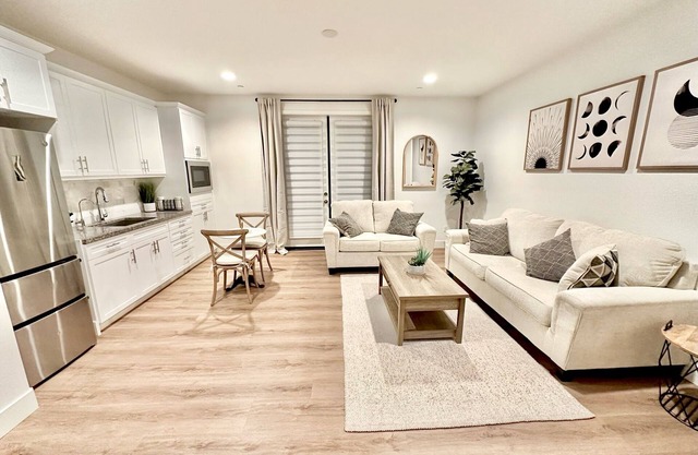 New Safe 1 Bedroom Retreat King Bed Washer Wifi in Quiet UpScale Riverside Hills