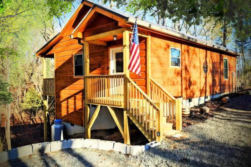 New Serene, Fun & Comfy Cabin- Covered Deck, Grill, Arcade