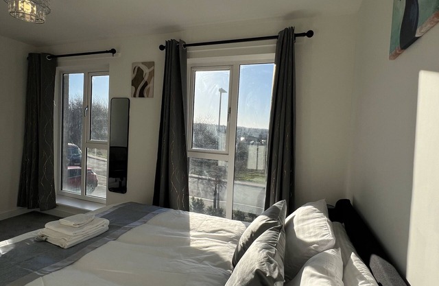 New Sheffield Luxury 3BDR Home, free WIFIParking