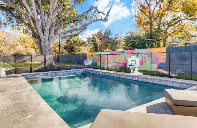 New! Sleeps 16! Heated Pool, Outdoor Movie Theater, Game Room, Putting Green!