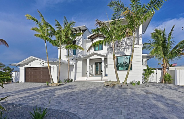 NEW Stumbling Iguana - Luxury Canal Home - Pool/Spa/Outdoor Kitchen/Rooftop/Golf
