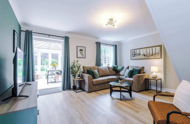 NEW! Stunning Home, Ideal for Groups, FREE Parking