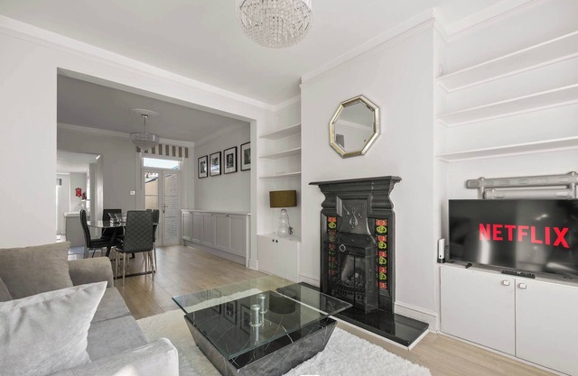 New! Stylish 4BR - Windsor City Centre - Sleeps 6