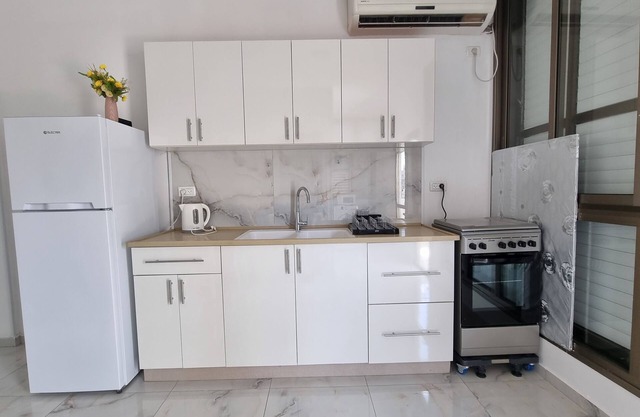 New Stylish Apartment with Balcony & Parking Close to Tel Aviv