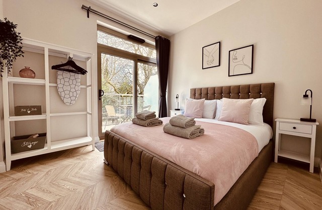 New, Stylish, Modern Apartment - Close to the beach and Christchurch town centre