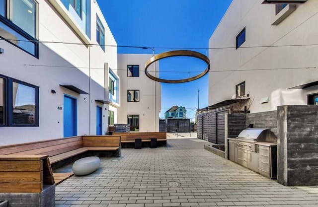 New Stylish Studio Suite Near Downtown!