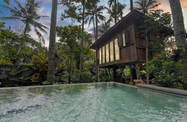 NEW: TREEHOUSE with private pool near YOGABARN ❤