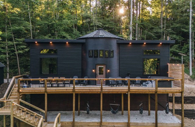 NEW Unique Family Silo | Sleeps 8 | Private HotTub