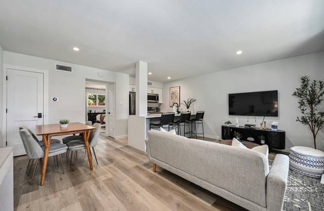 NEW! Walk to Zilker & Barton Springs! King Bed!