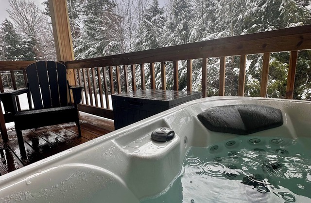 NEW - Your Windham Mountain Getaway - Hot Tub - Fireplace - 5 min to the slopes!