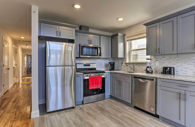 Newark Apartment ~ 5 Mi to Turtle Back Zoo!