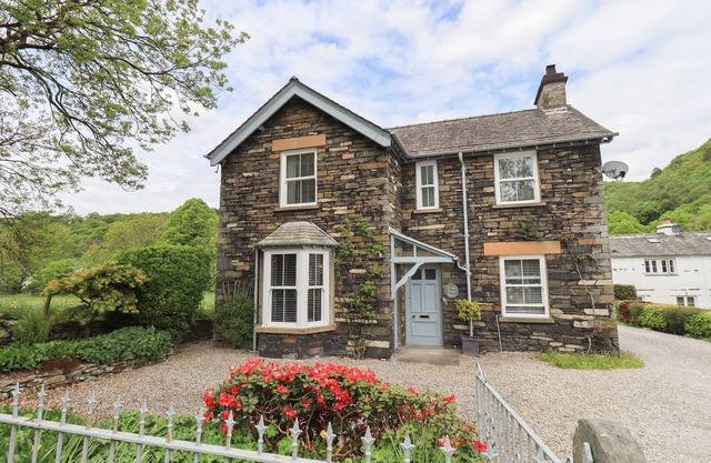 NEWBY BRIDGE HOUSE, pet friendly, with open fire in Newby Bridge