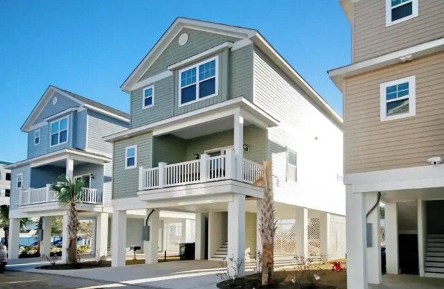 Newly built 4BR, Steps to Beach, Grill/Balcony, Smart TVs & near SkyWheel!