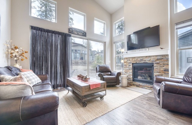Newly built duplex in Rendezvous, Fraser. Quick access to town and resort!