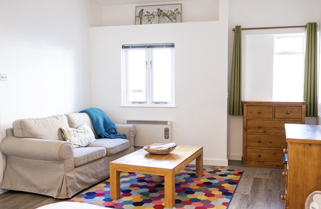 Newly fitted Notting Hill Gate vacation home sleeps 2-4 only 3-min walk to tube.