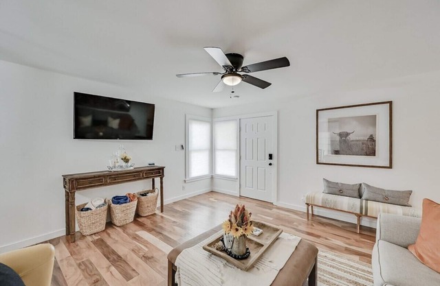 Newly Furnished Model Home.Gameroom. Close to TCU!