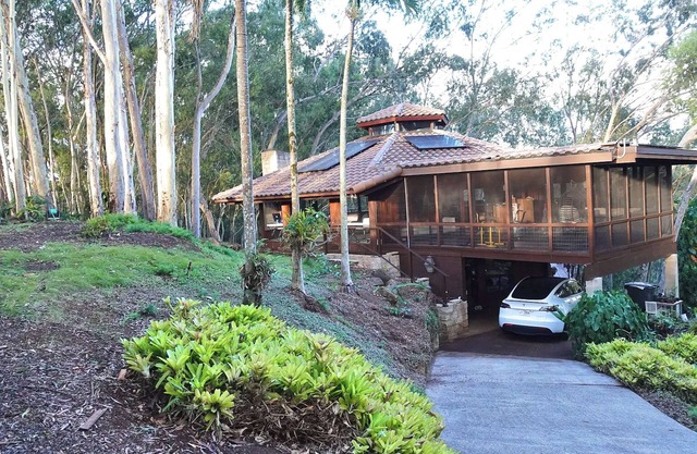 NEWLY LISTED: Secluded Tree House Hideaway 2-bedroom duplex in Honolulu!