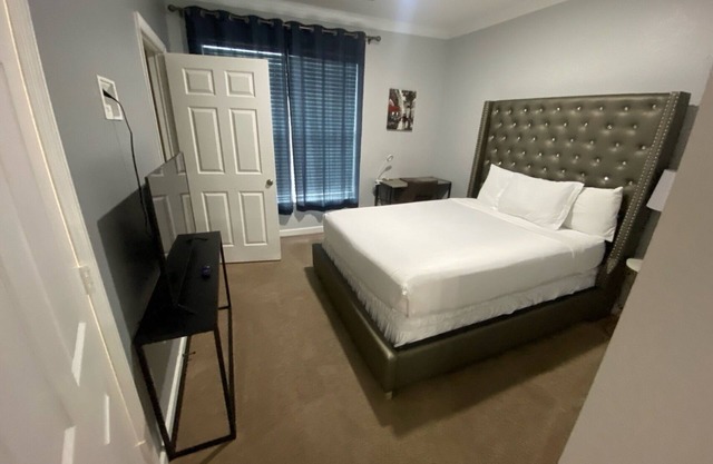 Newly Remodeled 2-bedroom Family-sized condo 15 minutes to the theme park