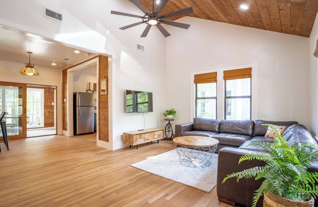 Newly Remodeled Garden Bungalow, 10 minutes from Downtown!