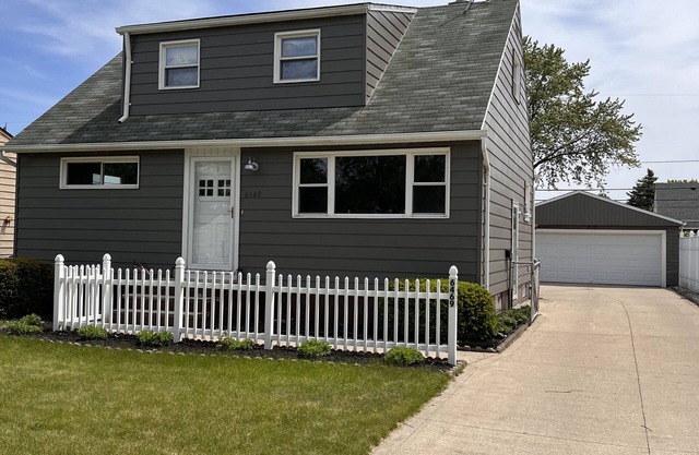Newly Remodeled Suburban Cleveland Cape With Game Room!