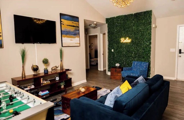 Newly Reno Cozy Modern Fun Ranch home *KING BED*