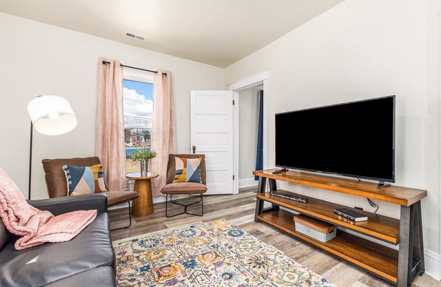 Newly-Renovated Apt DQB Center