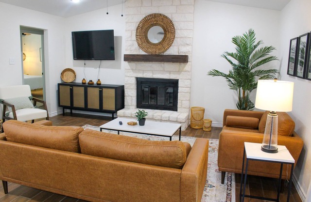 Newly Renovated Home! GREAT Location. PERFECT for long stays! 🌇