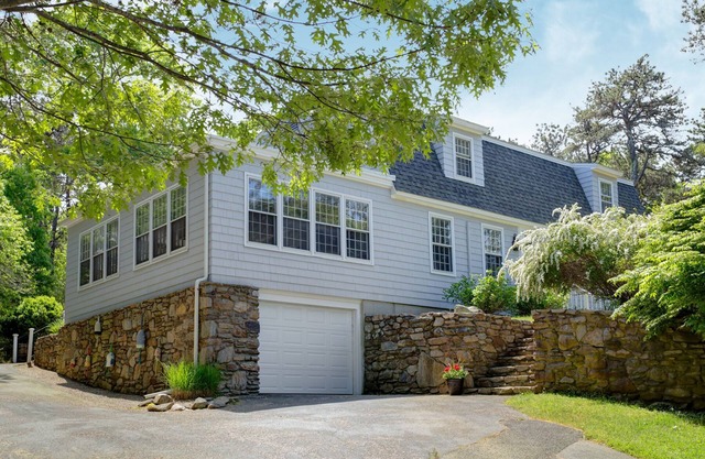 Newly Updated 5BR/2BA 2500Sqft Very Private Family Home, WiFi & Air Conditioned!